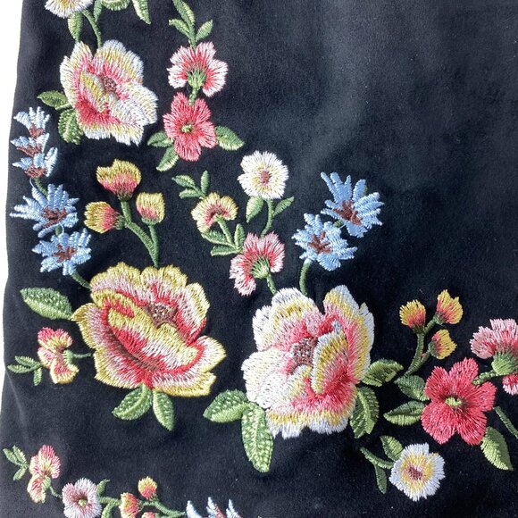 Forever 21 Embroidered Floral Black Suede Mini Skirt Size X-Small - Picture 3 of 8